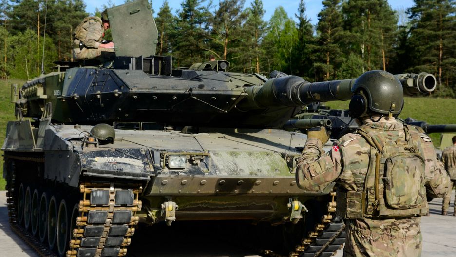 Duński żołnierz prowadzi czołg Leopard 2