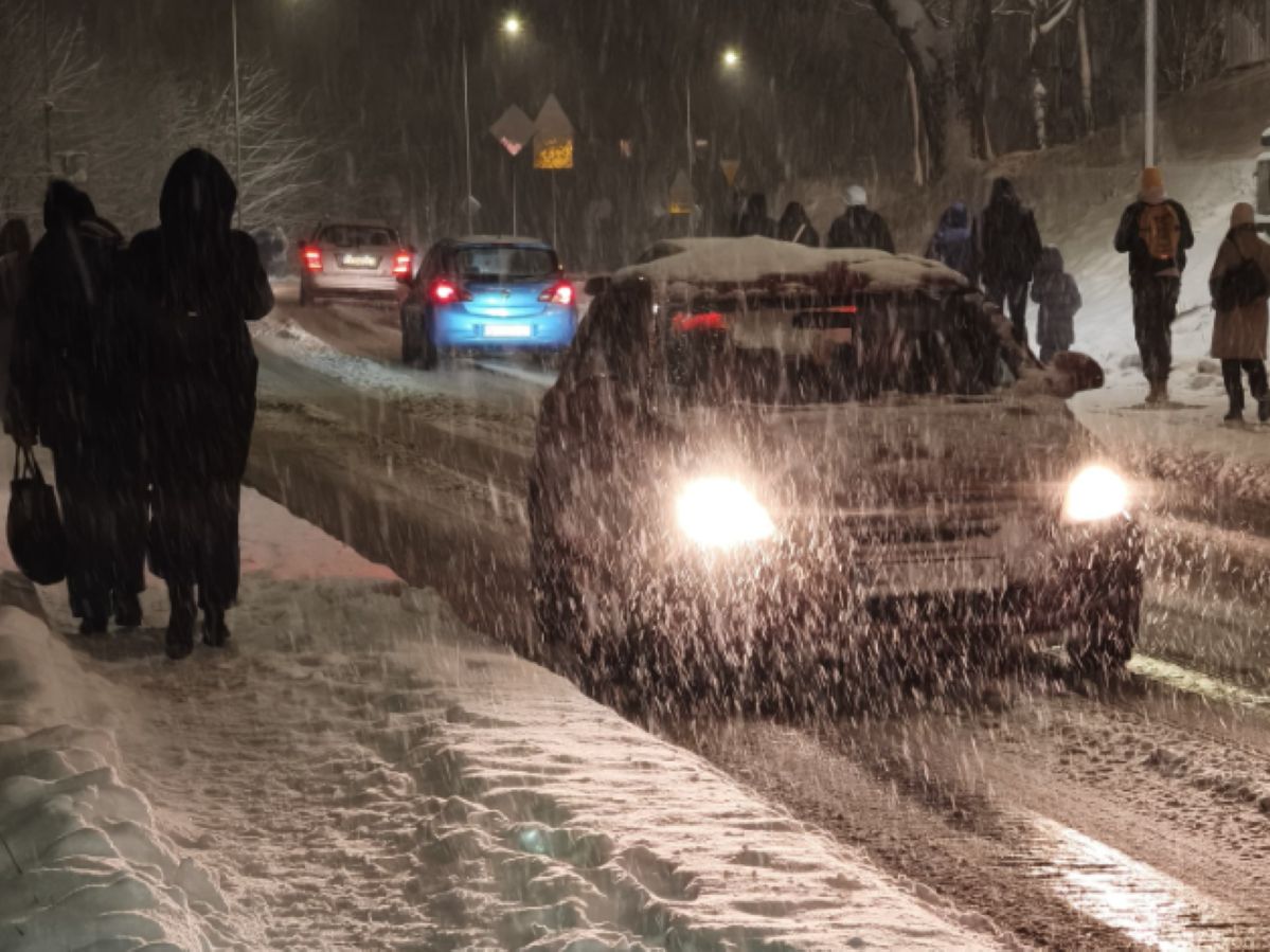 Śnieg paraliżuje Warmię i Mazury. Tysiące domów bez prądu