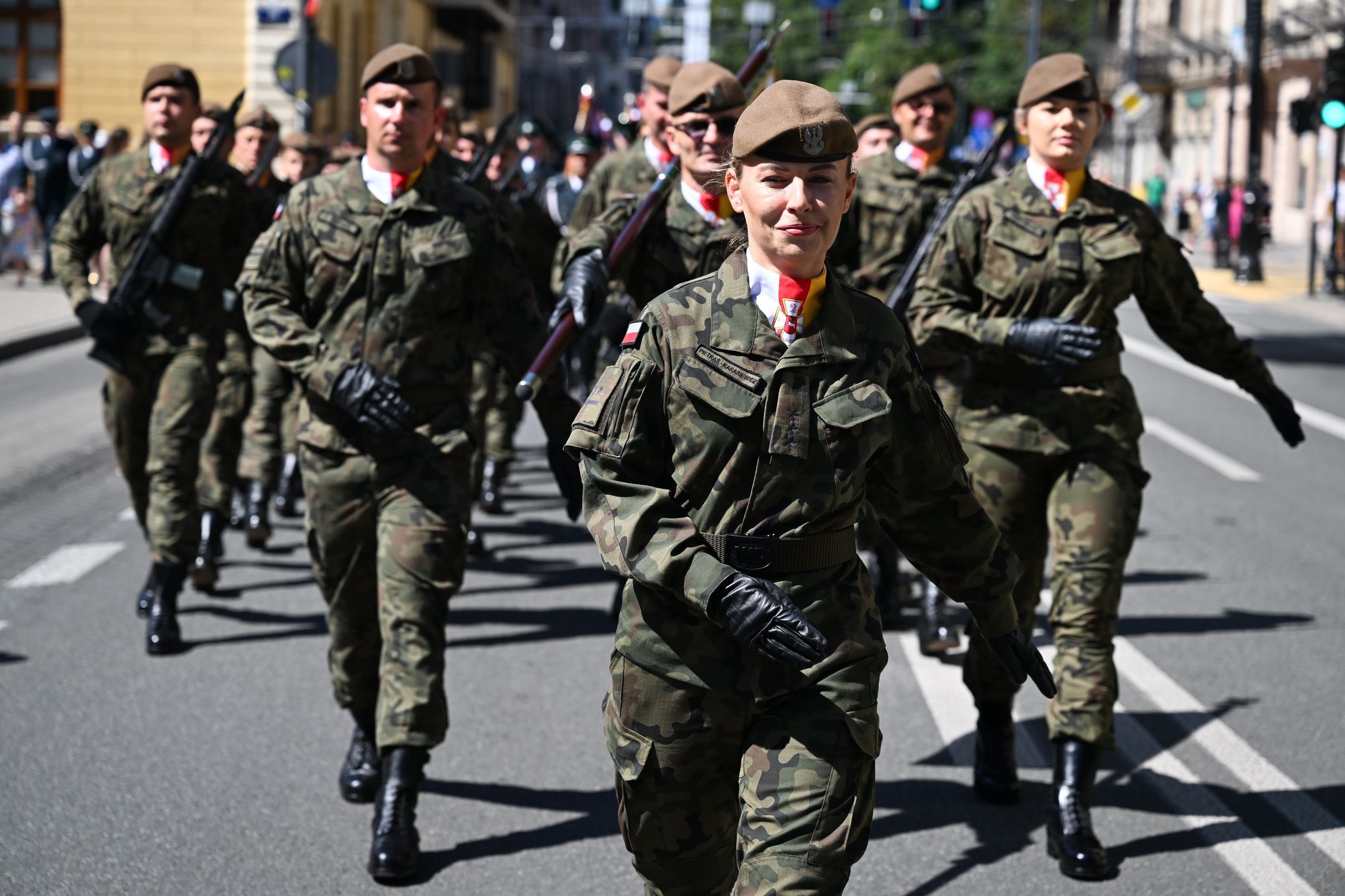 Lublin, 15.08.2024. Uroczysty przemarsz kompanii honorowych, orkiestry, pocztów sztandarowych i zaproszonych gości z Kościoła Garnizonowego na Plac Litewski w Lublinie, 15 bm. Trwają obchody Święta Wojska Polskiego w Garnizonie Lublin. (aldg) PAP/Wojtek Jargiło