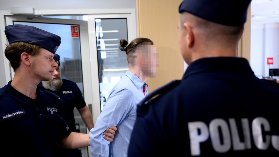 Poznań, 17.07.2024. Oskarżony Kamil M. (C) w Sądzie Okręgowym w Poznaniu, 17 bm. Ruszył proces z wyłączeniem jawności ws. 32-letniego Kamila M. z Leszna oskarżonego o czyny pedofilskie. Oskarżony usłyszał 8 zarzutów wykorzystania seksualnego małoletnich w wieku od 6 do 11 lat oraz posiadania pornografii dziecięcej. (aldg) PAP/Jakub Kaczmarczyk*** UWAGA!!! ZAKAZ PUBLIKACJI WIZERUNKU I DANYCH OSOBOWYCH OSKARŻONEGO! ***