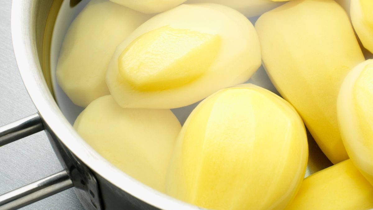 Dodaj to do gotujących się ziemniaków. Już nigdy nie zjesz ich inaczej 
