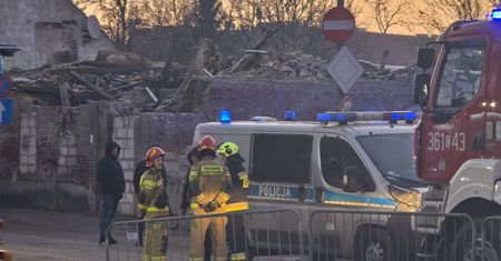 Zawalił się budynek przy ul. Chmielnej. Na miejscu pracują strażacy