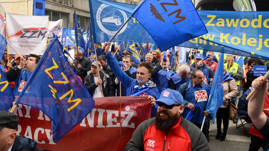Warszawa. Manifestacja Ogólnopolskiego Porozumienia Związków Zawodowych przed siedzibą Ministerstwa Rodziny, Pracy i Polityki Społecznej 