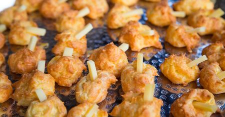 Gougères - francuskie ptysie serowe z dipami