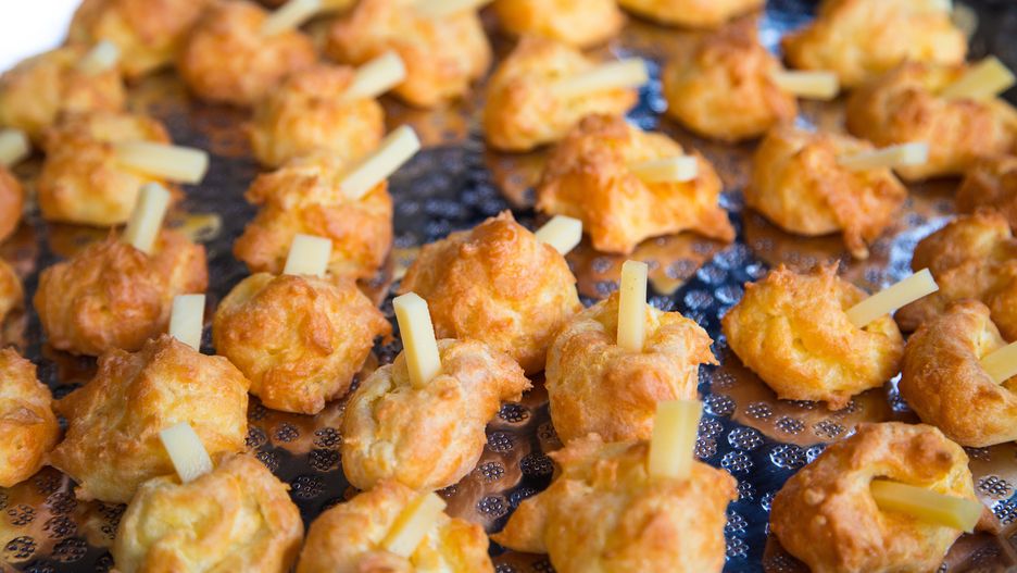 Gougères - francuskie ptysie serowe z dipami