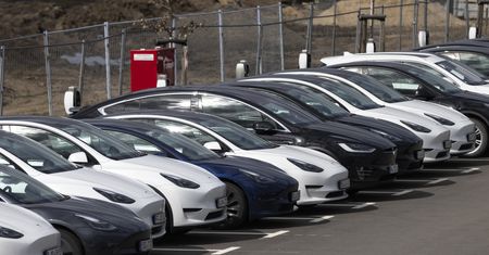 Tesla obiektem ataków. Mówią o "żałosnych" wynagrodzeniach