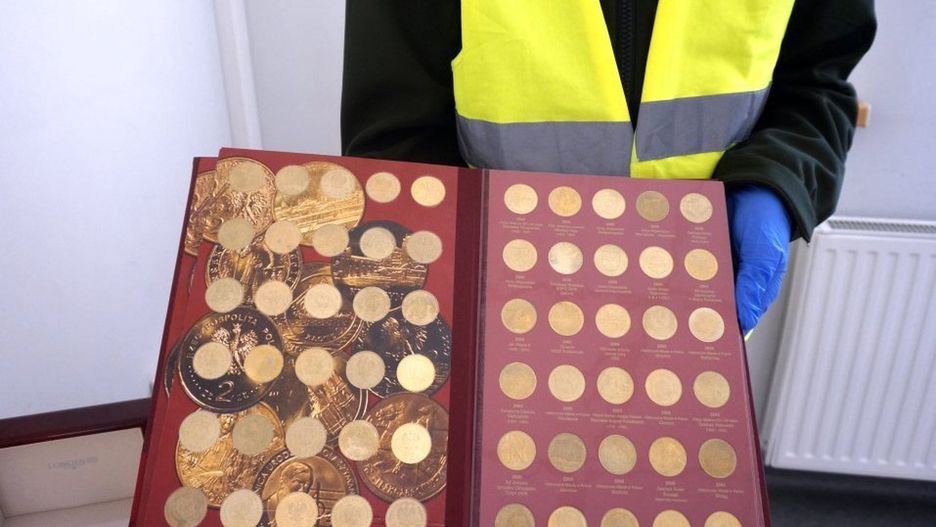Śląskie. 21-letniego mężczyzna skradł zegarki i monety o wartości blisko 58 tysięcy zł.