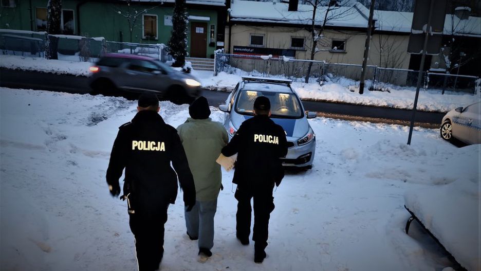 Śląsk. 56-letni mężczyzna pod osłoną nocy wybijał szyby w kamienicy w Mikołowie.