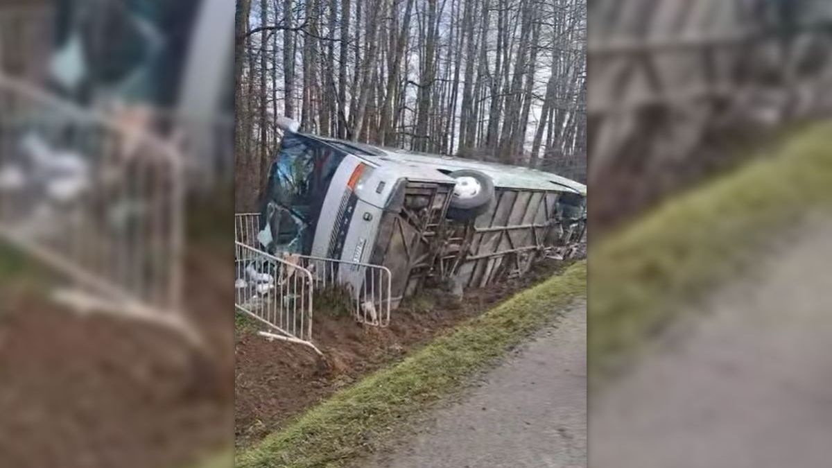 Ukraiński autokar przewrócił się w rowie na DK17 w Fajsławicach