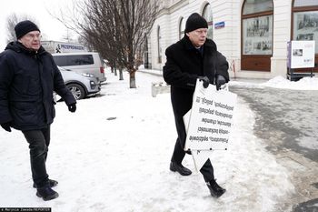 Incydent podczas miesięcznicy. Suski: zabrałem łobuzowi tablicę