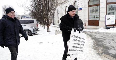 Incydent podczas miesięcznicy. Suski: zabrałem łobuzowi tablicę