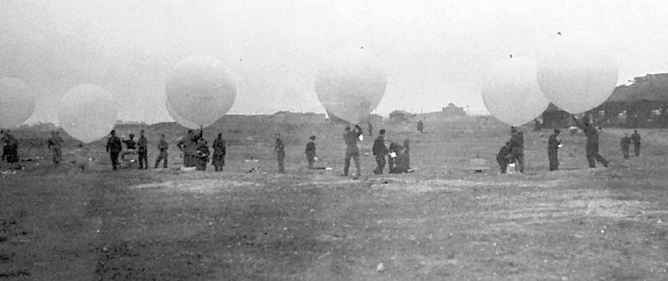 Brytyjki z Women’s Royal Naval Service podczas wypuszczania balonów w czasie operacji Outward