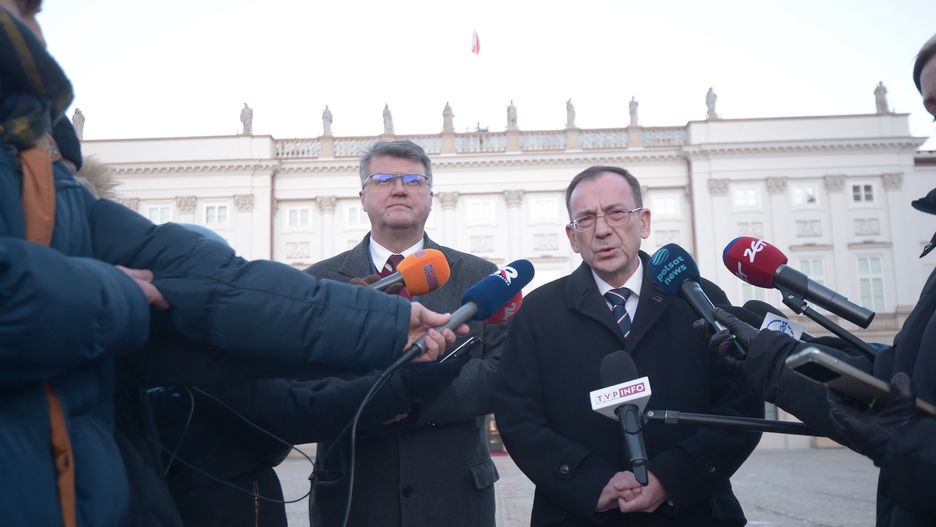 Warszawa, 09.01.2024. Były szef CBA i były minister spraw wewnętrznych Mariusz Kamiński (P) oraz jego były zastępca Maciej Wąsik (L) podczas konferencji prasowej przed Pałacem Przezydenckim w Warszawie, 9 bm. Prezydent Andrzej Duda zaprosił Mariusza Kamińskiego i Macieja Wąsika do Pałacu Prezydenckiego gdzie odbyła się uroczystość powołania ich bliskich współpracowników na doradców Prezydenta RP. (sko) PAP/Marcin Obara
