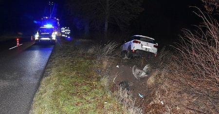 Citroen wypadł z drogi i uderzył w betonowy przepust. Kierowca wymagał pomocy medycznej