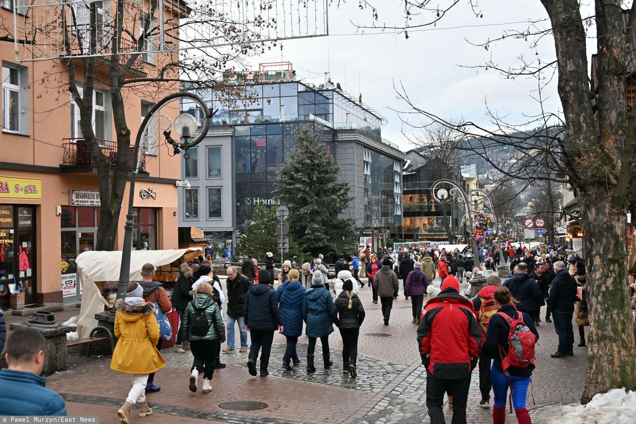 Trwa budowa apartamentowca w Zakopanem. Mieszkańcy protestują. Za oknami ściana betonu