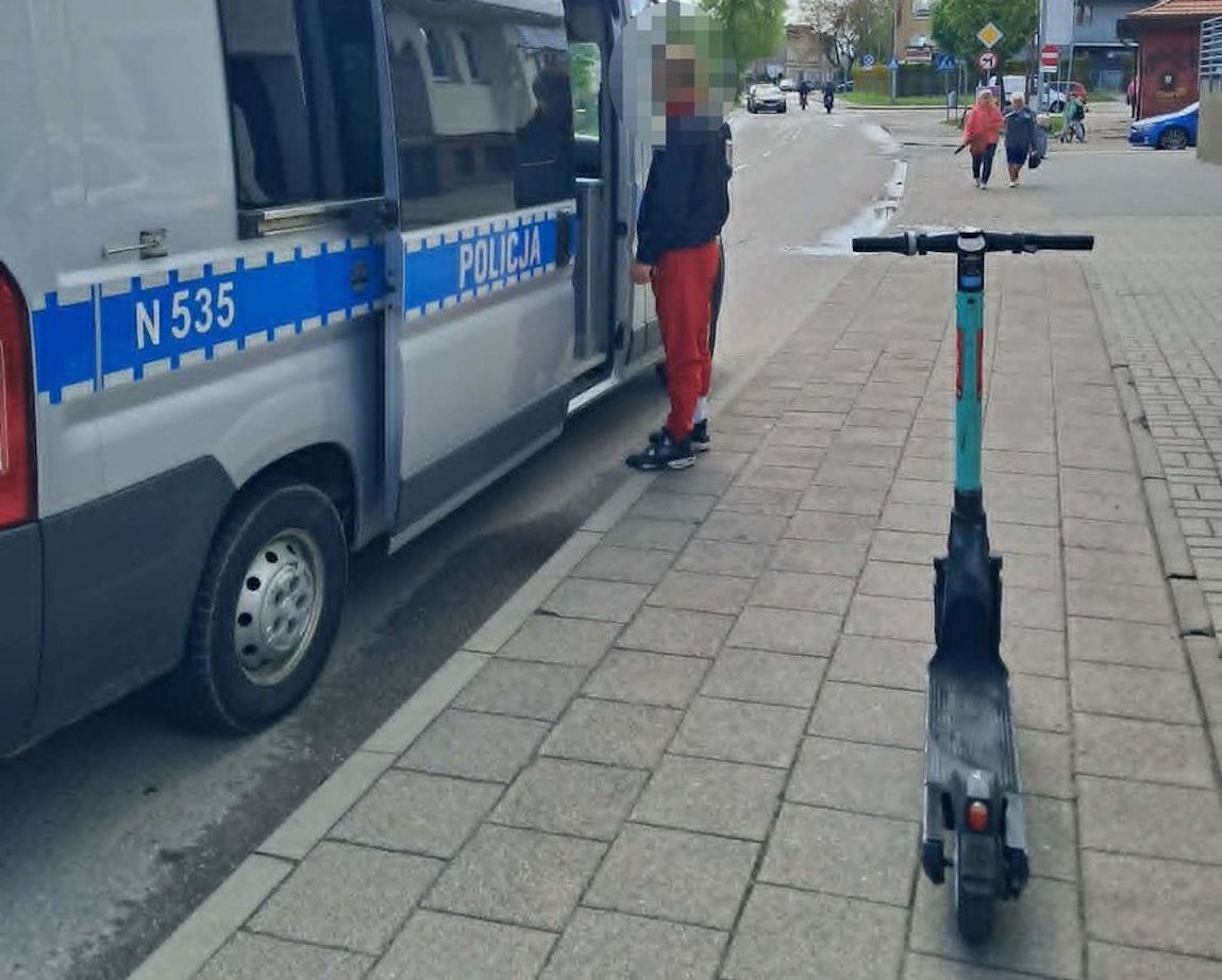 17-latek jechał z dziewczyną hulajnogą. Miał 1,5 promila. Dostał trzy mandaty