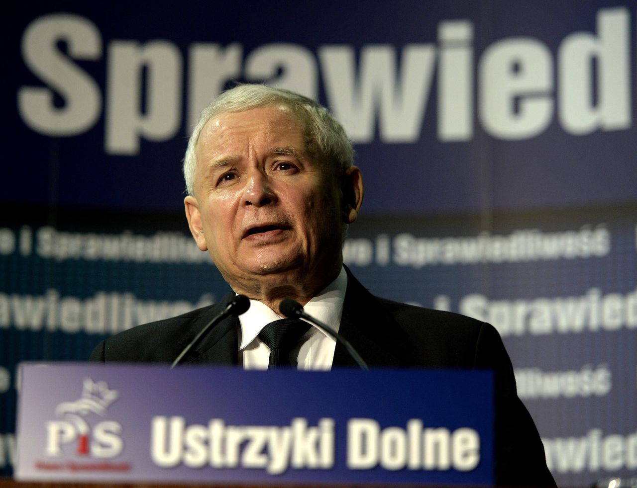 Ustrzyki Dolne (woj. podkarpackie), 20.07.2013. Prezes PiS Jarosław Kaczyński podczas spotkania z mieszkańcami Ustrzyk Dolnych, 20 bm. 