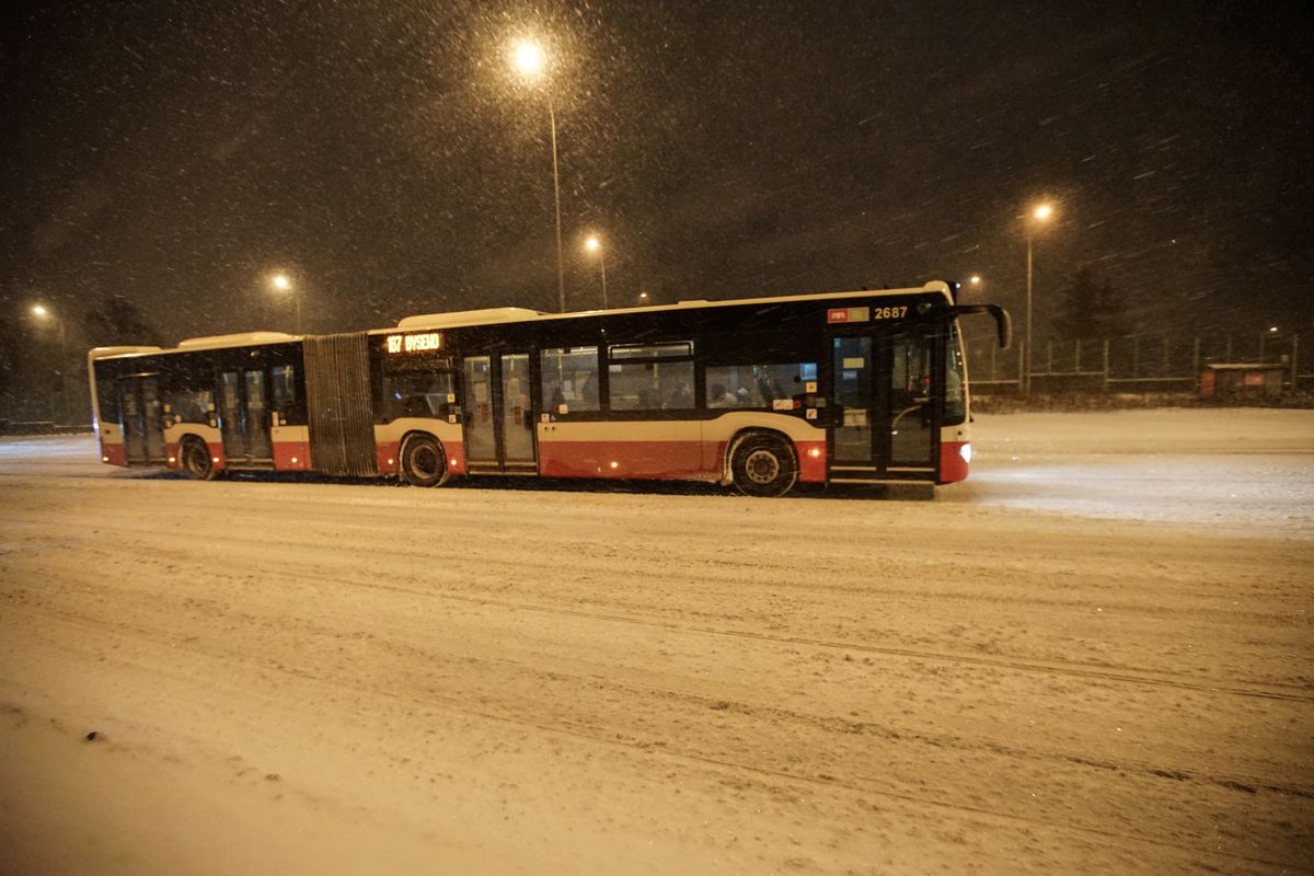 Białorusin popchnął autobus, który utknął w zaspie.