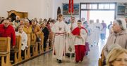35 lat parafii pw. Miłosierdzia Bożego w Żarach. Pierwsze msze odprawiano tu w kaplicy w hali pofabrycznej