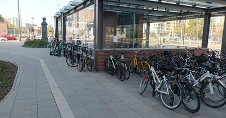 Warszawa: Tłum rowerzystów przy stacji metra