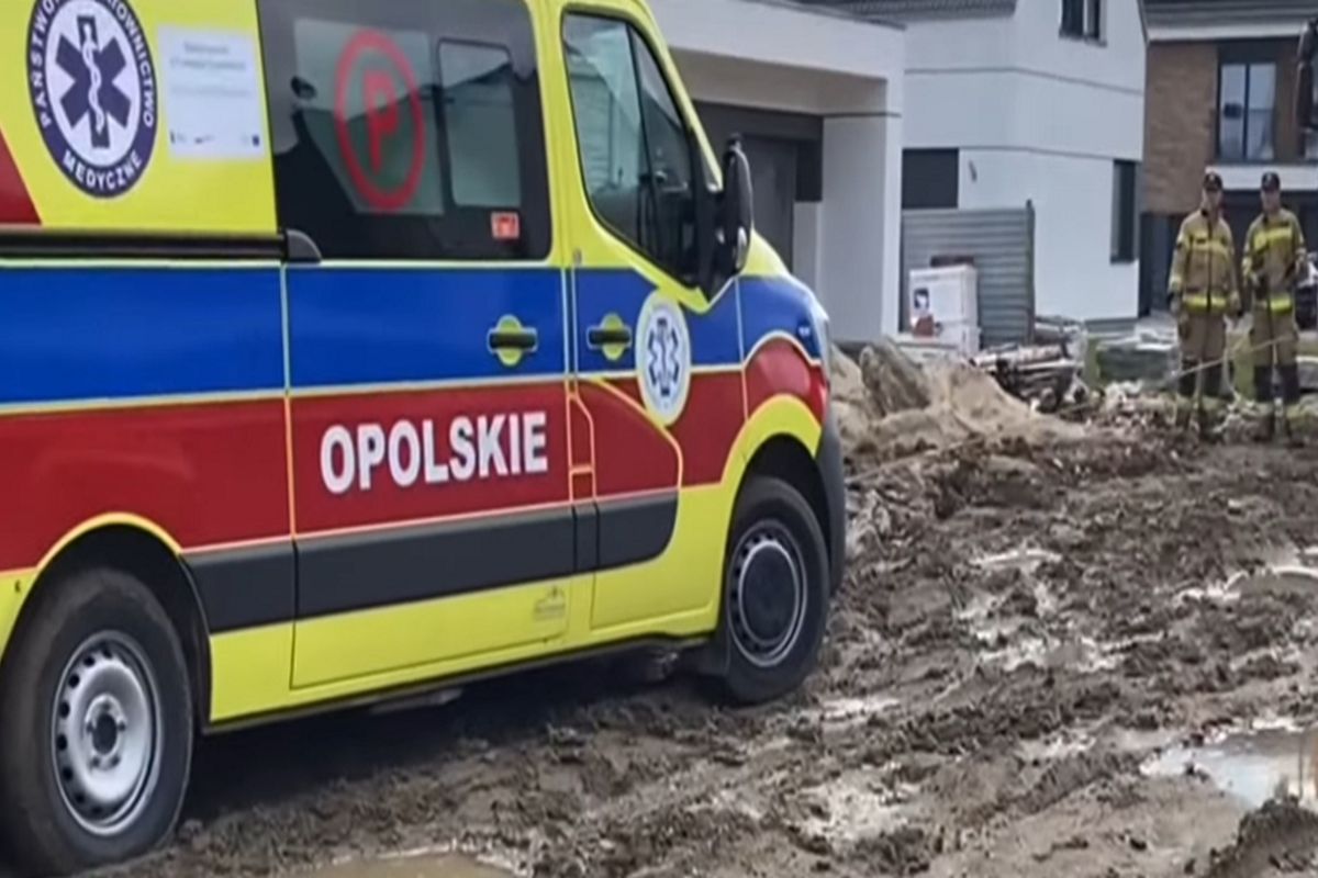 Opole. Kretka ugrzęzła w błocie. W środku poparzone dziecko