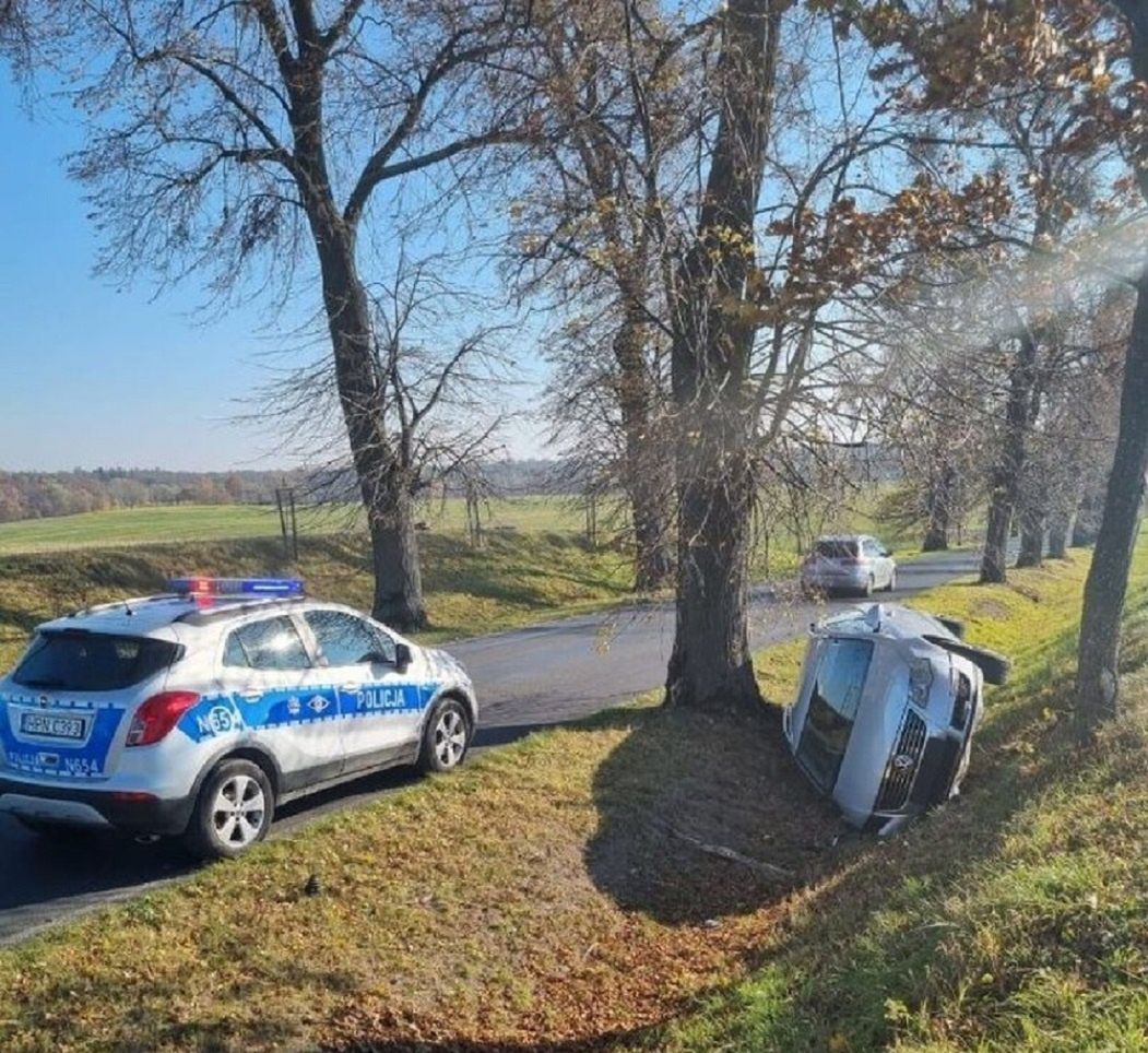 Pijany kierowca spowodował kolizję skradzionym samochodem. Przed policją ukrywał się leżąc na polu