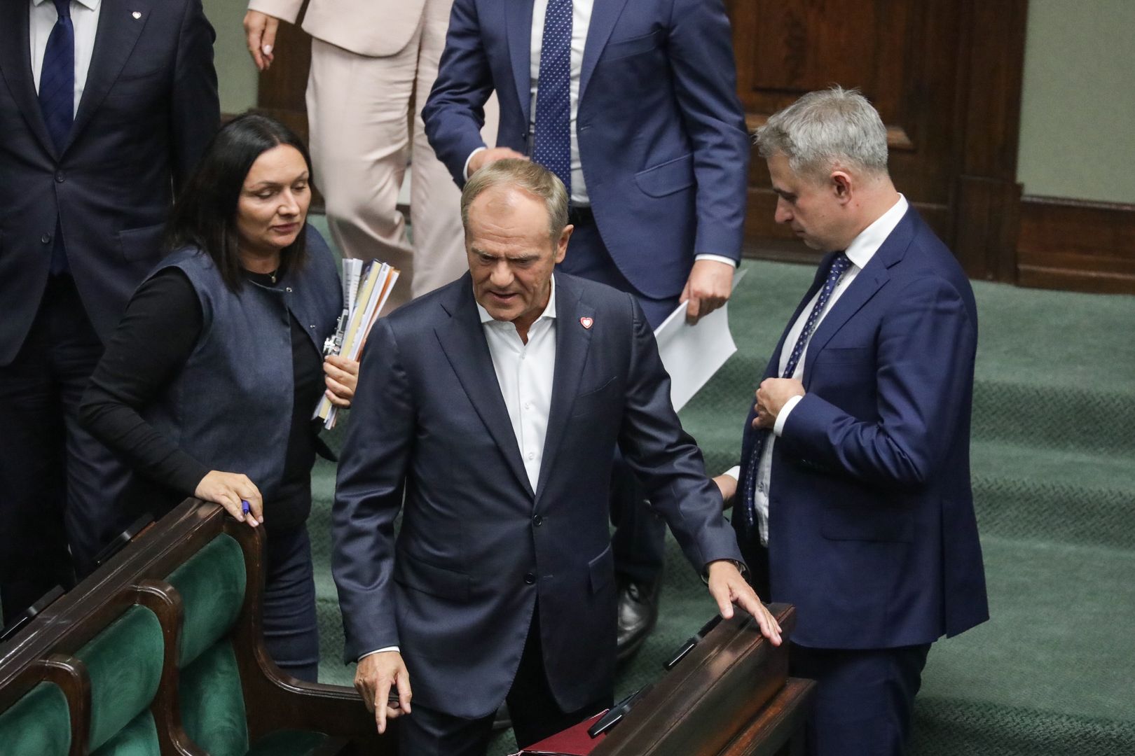 Warszawa, 25.09.2024. Premier Donald Tusk (C), wicepremier, minister cyfryzacji Krzysztof Gawkowski (P) i wicemarszałkni Sejmu Monika Wielichowska (L) na sali plenarnej na posiedzeniu Sejmu, 25 bm. w Warszawie. Niższa izba parlamentu wysłucha informacji Prezesa Rady Ministrów i członków Rady Ministrów na temat powodzi we wrześniu 2024 r. w południowo-zachodniej części terytorium Rzeczypospolitej Polskiej, działaniach podjętych w celu zapobieżenia jej skutkom oraz w celu ich usunięcia. (aldg) PAP/Tomasz Gzell