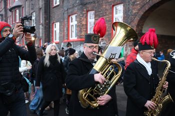 Katowice: Nikiszowiec obudzony dźwiękiem orkiestry górniczej. Trwa tradycja pielęgnowana od 114 lat
