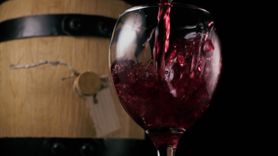 Jak picie lampki wina dziennie wpływa na skórę? (WIDEO)