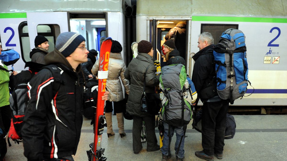 Pasa�erowie na peronie Dworca Centralnego
Warszawa, 17.02.2011. Dworzec Centralny PKP.
Nz. Pasa�erowie na peronie Dworca Centralnego wsiadaj� do poci�gu Intercity do Zakopanego.
(gj/obm) PAP/Grzegorz Jakubowski
Grzegorz Jakubowski
dworzec centralny, pkp, komunikacja, kolej, podr�ni, pasa�er, pase�erka, peron, poci�g, intercity, ferie zimowe