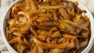 Od razu posypuję nią cebulę. Dzięki temu ładnie się rumieni, ale nie przypala