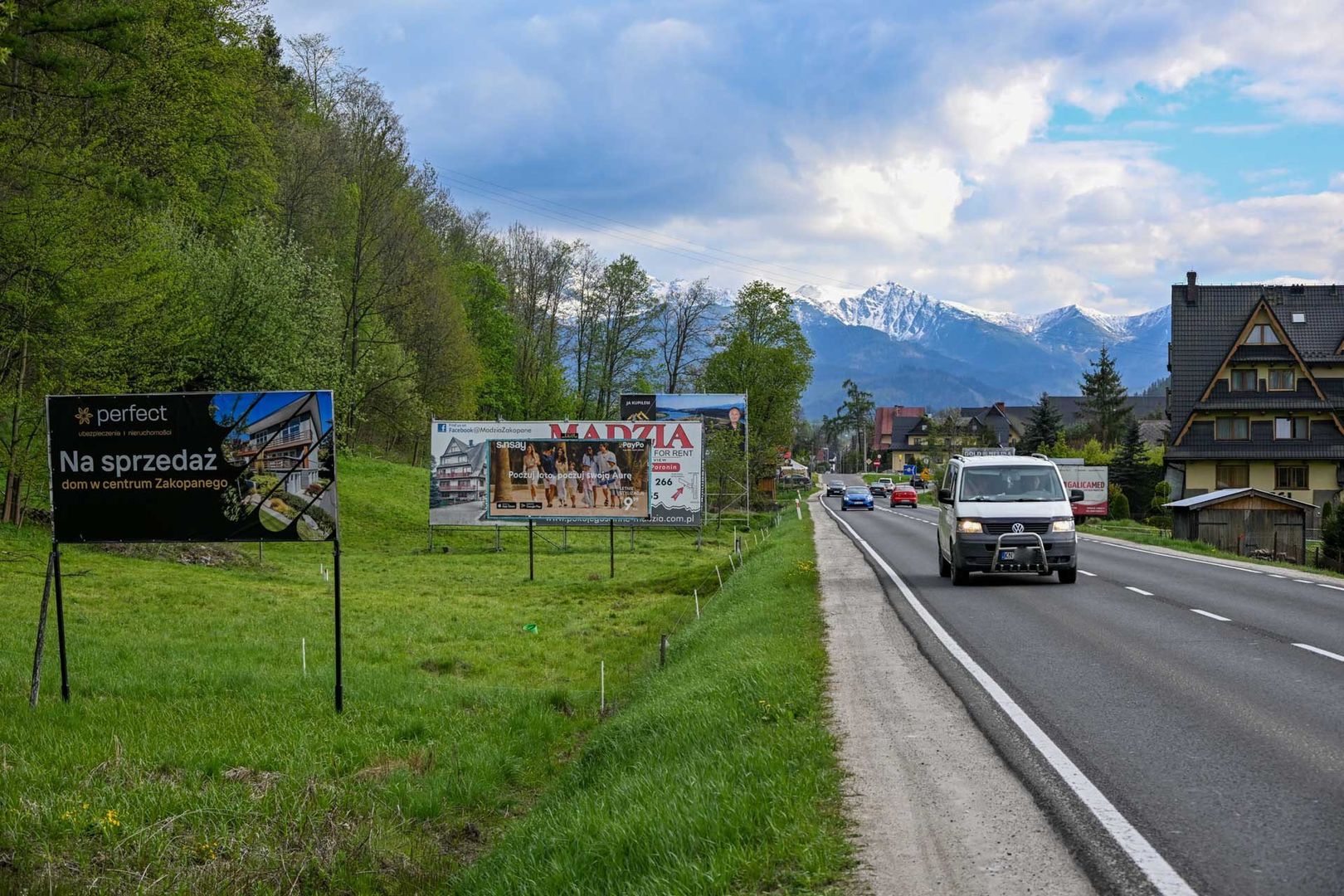 Ilość reklam przy Zakopiance jest przytłaczająca.