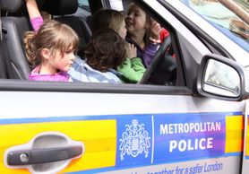 Dzieci policjanta modlą się o jego szczęśliwy powrót ze służby