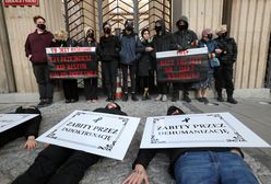 Warszawa. Aktywiści blokują MEN. Przykleili się do ziemi