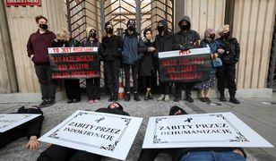 Warszawa. Aktywiści blokują MEN. Przykleili się do ziemi