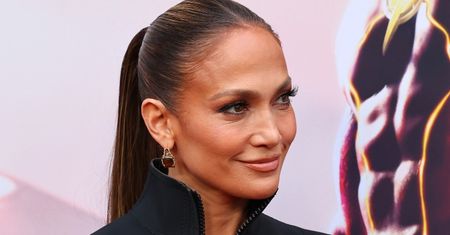 Jennifer Lopez w GRZYWCE! Fani oniemieli na widok jej nowej fryzury. "WOW, serio skończysz niebawem 54 lata?"