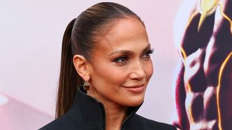 Jennifer Lopez w GRZYWCE! Fani oniemieli na widok jej nowej fryzury. "WOW, serio skończysz niebawem 54 lata?"