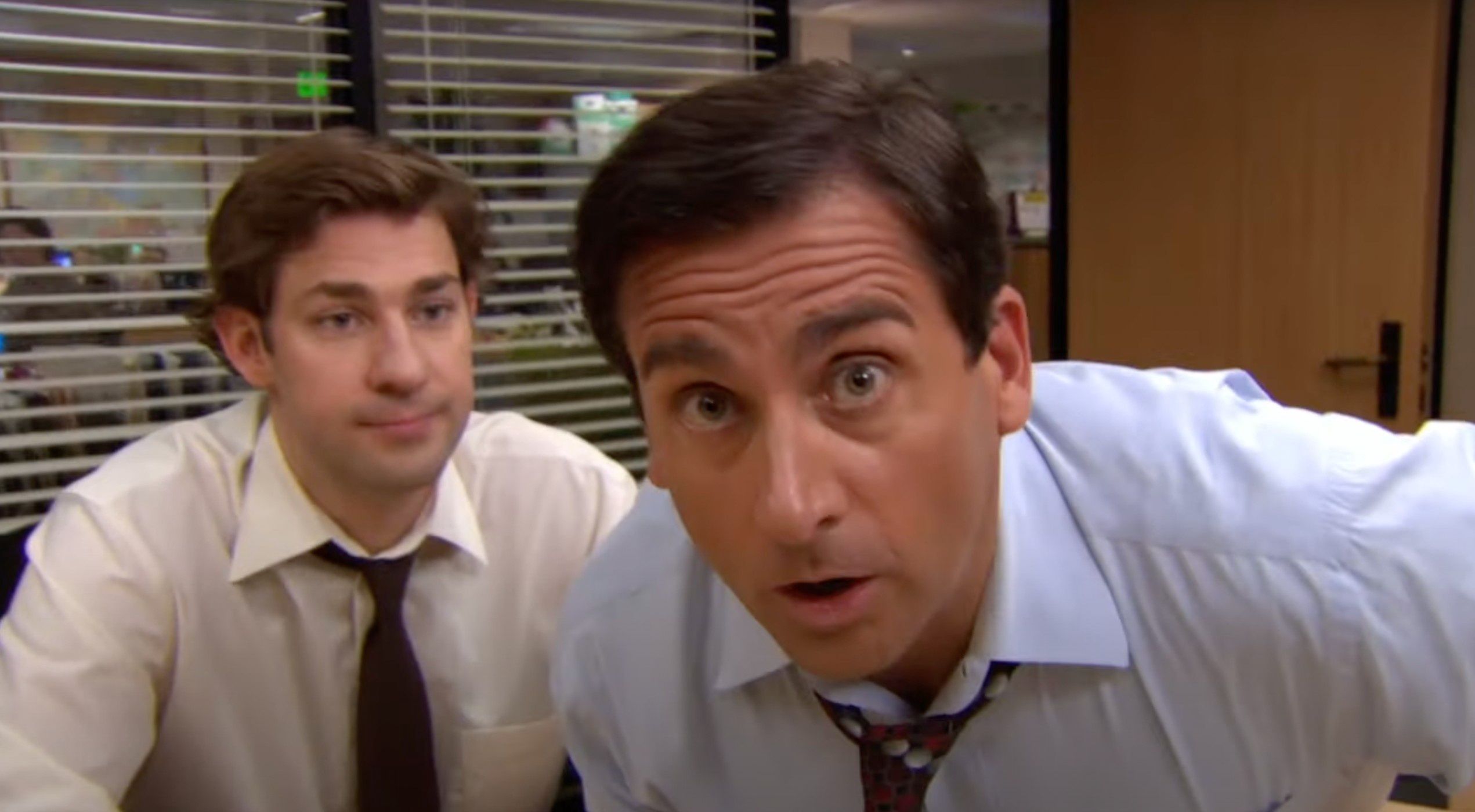 John Krasinski i Steve Carell w "The Office"