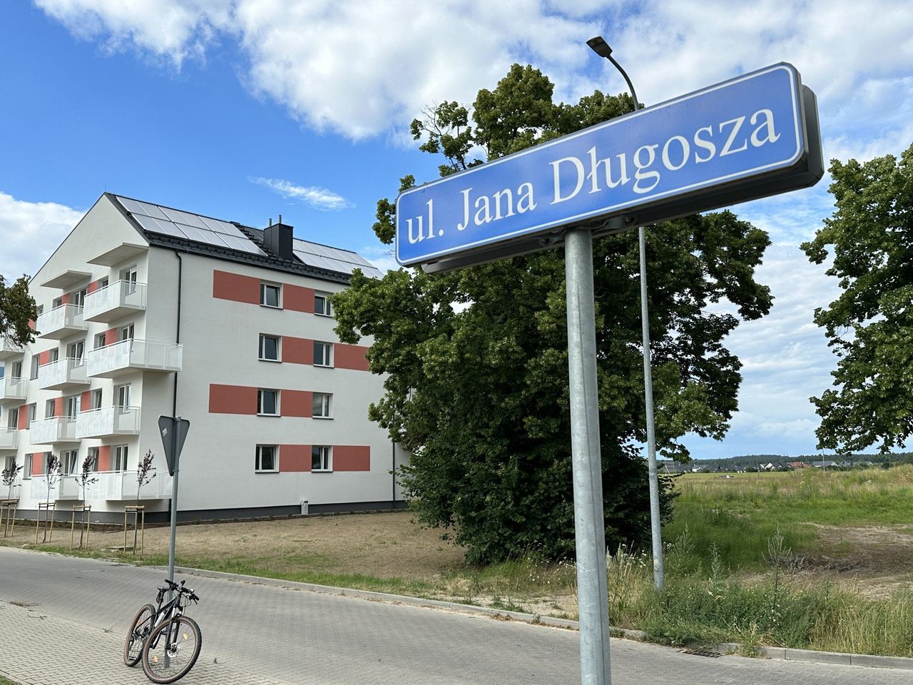 Szarfy przecięte. W lipcu lokatorzy wprowadzą się do nowych bloków GTBS przy ulicy Jana Długosza w Lesznie