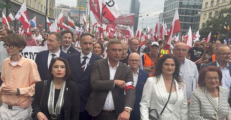 Bąkiewicz z opaską powstańczą. Wcześniej przed tym przestrzegano