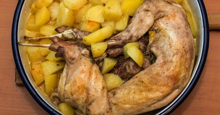 W takiej temperaturze piecz królika. Mięso będzie soczyste i bardzo smaczne