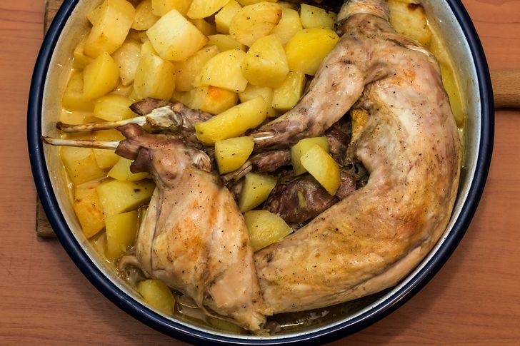 W takiej temperaturze piecz królika. Mięso będzie soczyste i bardzo smaczne