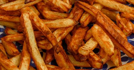 Dodaj tę mieszankę do frytek, a nie oderwiesz się od talerza