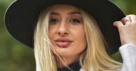 Pozuje w fantazyjnej bieliźnie. Zapadka rozpala wyobraźnię