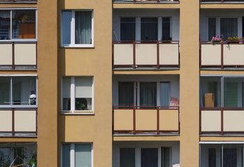 "Metoda jaskiniowa" na upały. Tak szybko schłodzisz mieszkanie