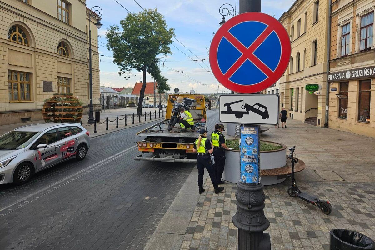 Strażnicy miejscy odholowali zaparkowany przy Bramie Krakowskiej motocykl