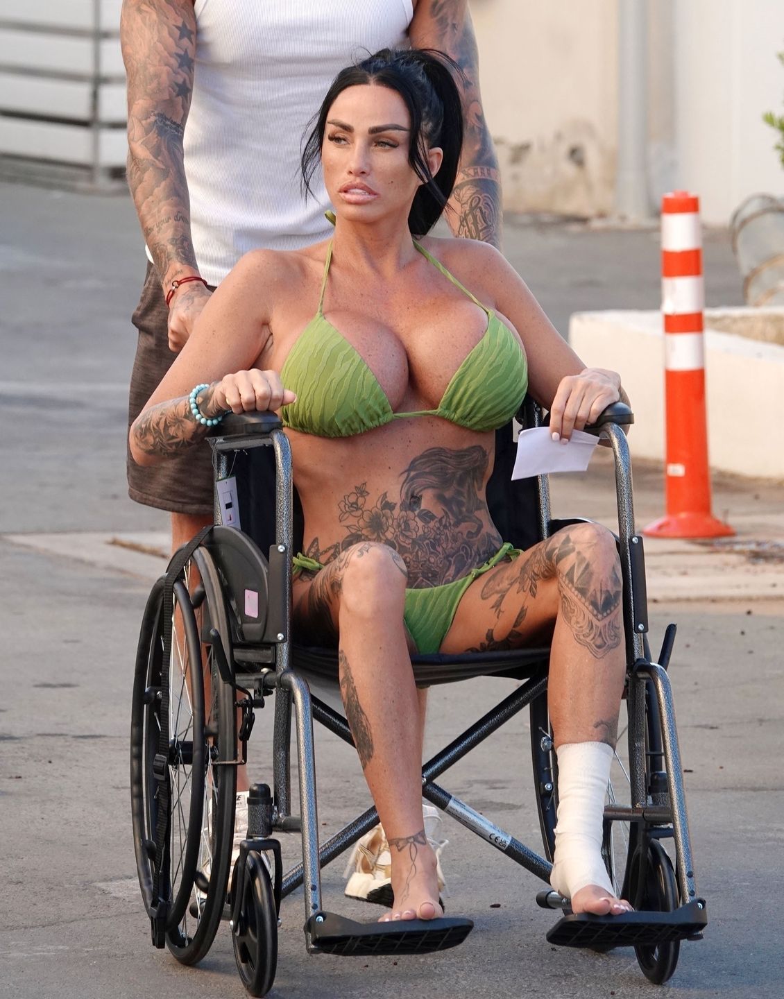 Katie Price na wózku inwalidzkim