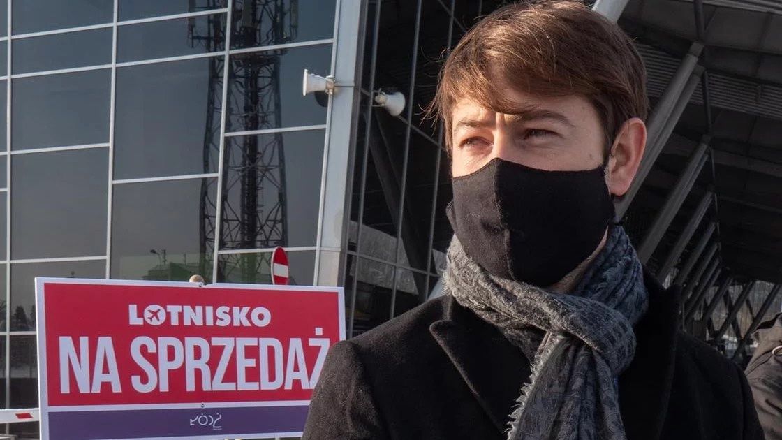 Wiceprezydent Łodzi Adam Pustelnik na konferencji dot. planowanej sprzedaży lotniska w styczniu 2021 r.