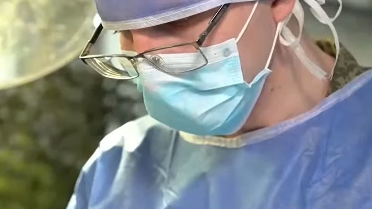 Rosyjska lekarka w trakcie operacji pacjenta 