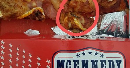 Przykra niespodzianka podczas jedzenia. Gwóźdź w mrożonej pizzy z Lidla